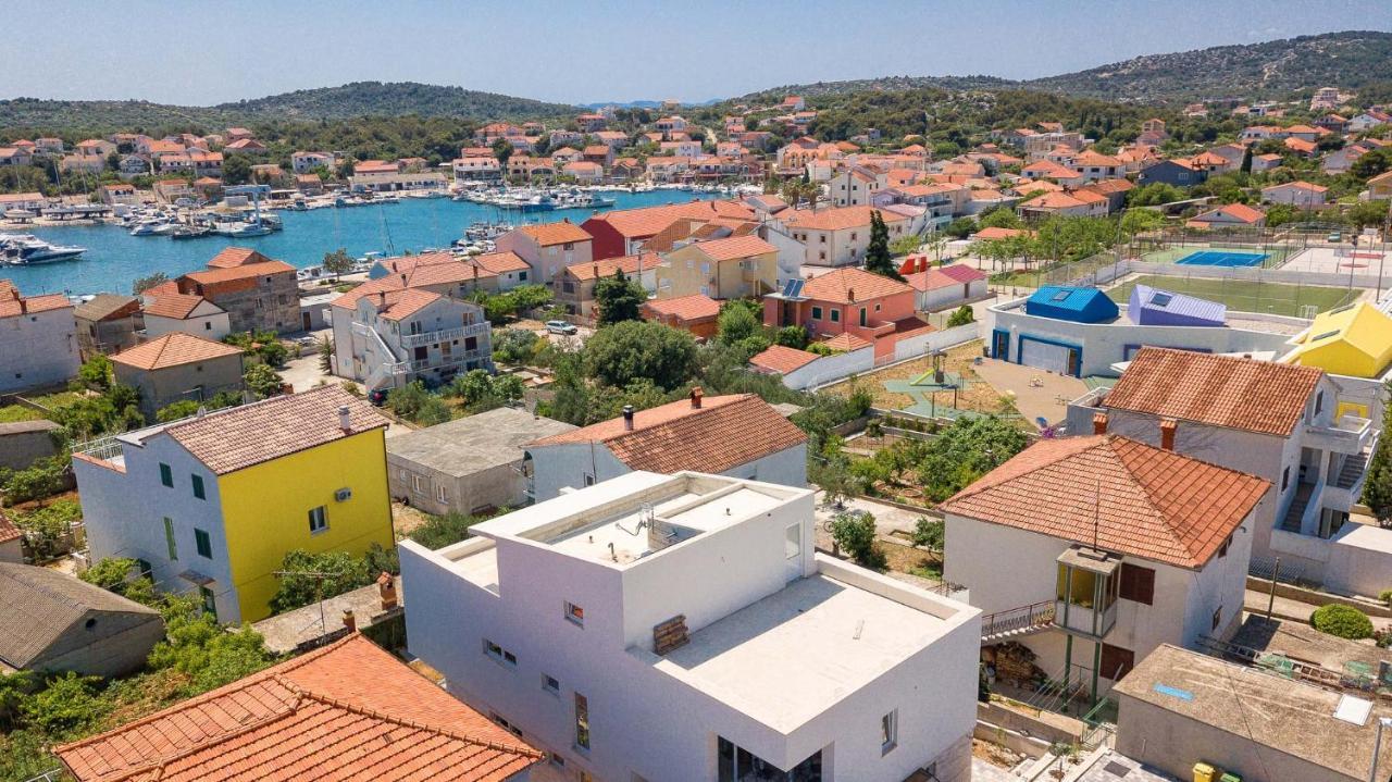 Vila Regina Apartment Regina With Swimming Pool Jezera Bagian luar foto