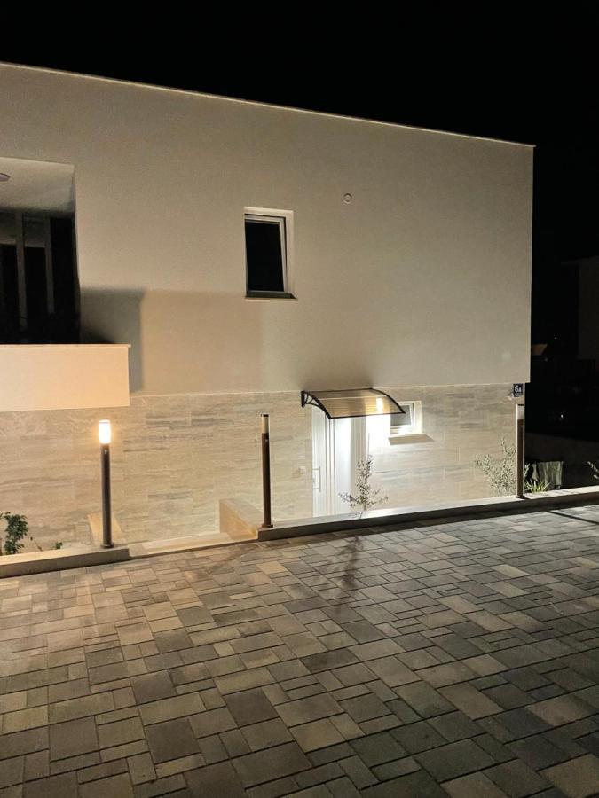Vila Regina Apartment Regina With Swimming Pool Jezera Bagian luar foto