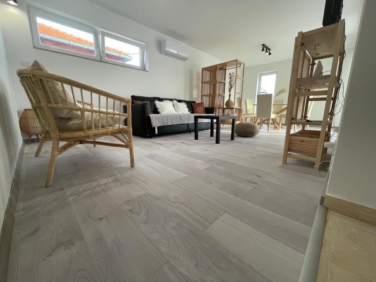 Vila Regina Apartment Regina With Swimming Pool Jezera Bagian luar foto