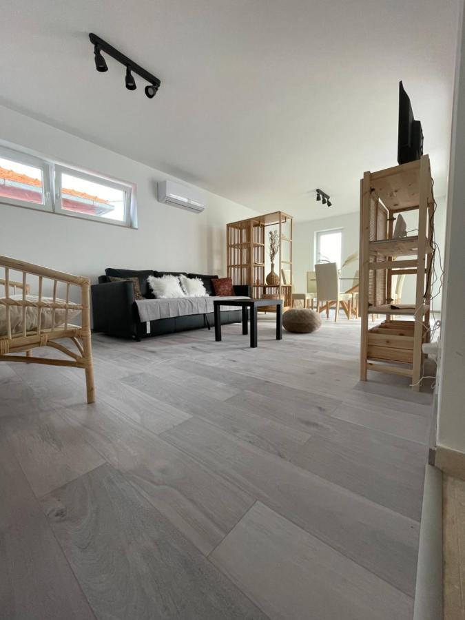 Vila Regina Apartment Regina With Swimming Pool Jezera Bagian luar foto